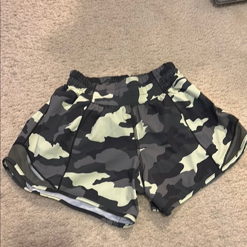 Women's like new LuLuLemon 2Tall Camo 4” Shorts